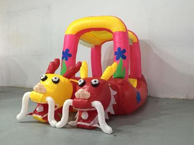 廠家直銷廣場(chǎng)游樂兒童玩具車 雙龍加蓬氣模充氣電瓶車圖片大全